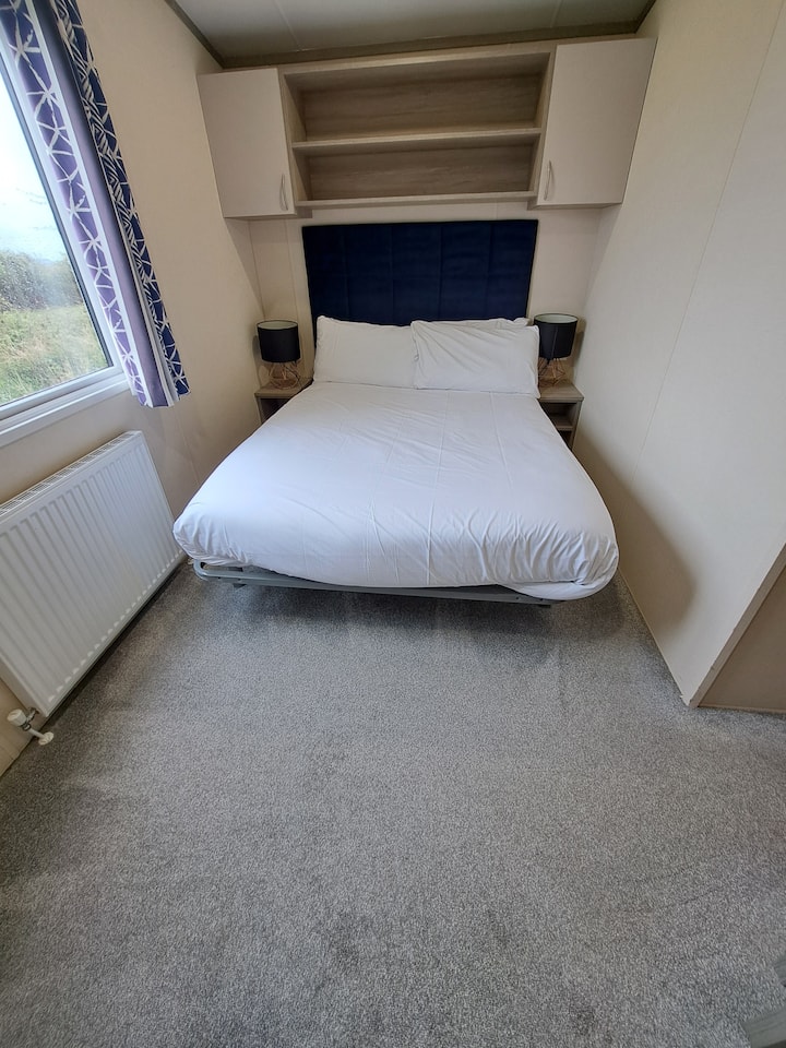 Glavna spavaća soba s umivaonikom i WC školjkom. Dvostruki ormar i toaletni stolić