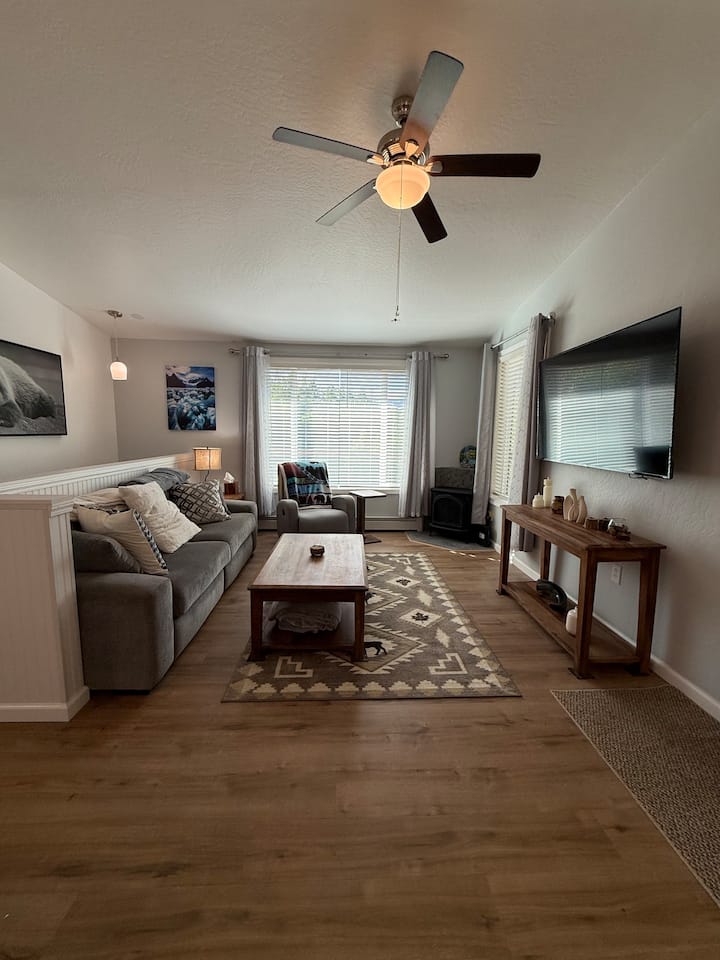 Beautifully Renovated Family Haven! - Alaska