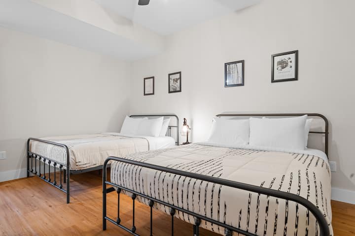 Este dormitorio luminoso y cómodo cuenta con dos camas tamaño queen, un práctico escritorio y un televisor inteligente grande. Perfecto para familias, amigos o viajeros de negocios, combina espacio, funcionalidad y relajación en una habitación acogedora.