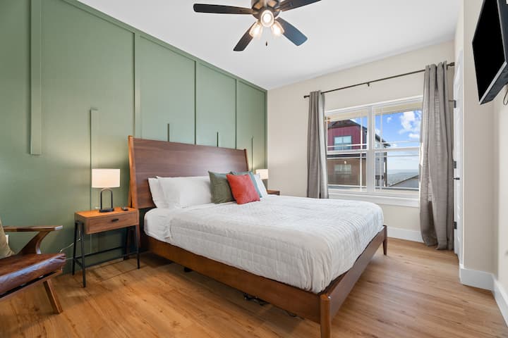 Retírate a este elegante y moderno dormitorio con una lujosa cama tamaño king y un baño privado. Disfruta de la comodidad y la conveniencia con sábanas suaves, decoración elegante, televisor inteligente grande: el espacio perfecto para relajarte y recargar energías.