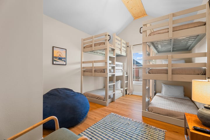 Perfecto para familias o grupos, este dormitorio grande cuenta con seis literas dobles, que pueden alojar cómodamente hasta 6 huéspedes. Disfruta de impresionantes vistas de Table Rock desde las ventanas mientras te relajas en un espacio luminoso y aireado diseñado tanto para la diversión como para la comodidad.