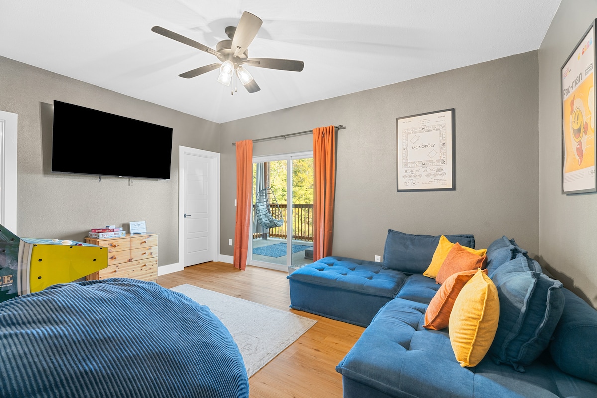 تعد غرفة النوم هذه مثالية للضيوف من جميع الأعمار، وتتميز بأريكة كبيرة للنوم، وسرير مزدوج قابل للطي، ونظامي أركيد كلاسيكيين، وتلفزيون ذكي. استرخِ والعب واسترخِ في مسكن نابض بالحياة مصمم للترفيه والمرح.