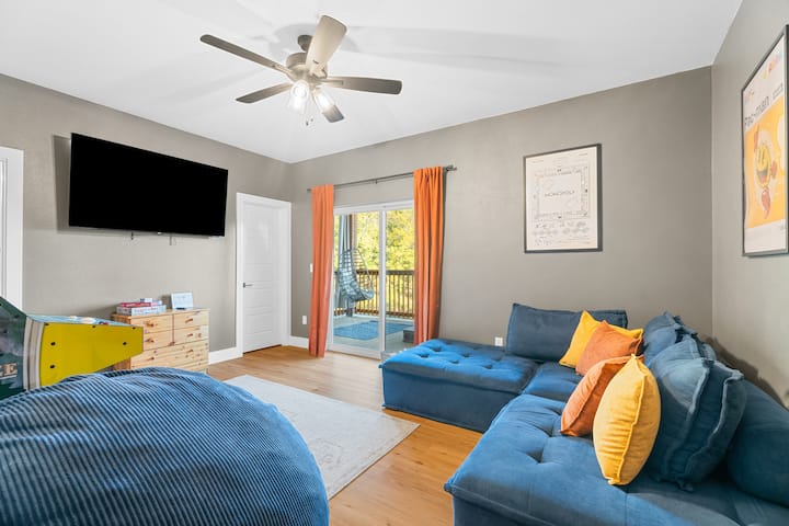 Este dormitorio es perfecto para huéspedes de todas las edades, con un gran sofá cama, una cama individual desplegable, dos sistemas de arcade clásicos y un televisor inteligente. Relájate, juega y desconecta en un espacio vibrante diseñado para el entretenimiento y la diversión.