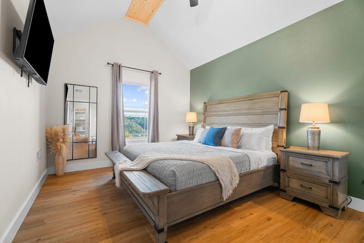 Relájate en este amplio y acogedor dormitorio con una lujosa cama tamaño king y unas vistas impresionantes a las colinas de Branson. Disfruta de mañanas tranquilas con luz natural y relájate en un espacio cómodo y sereno diseñado para descansar y relajarte.