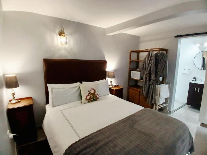 一张标准双人床，超长床，等待疲惫的旅行者。
滑动门可以打开和关闭通往古朴卫生间的入口，卫生间内设有淋浴、洗手盆和马桶。