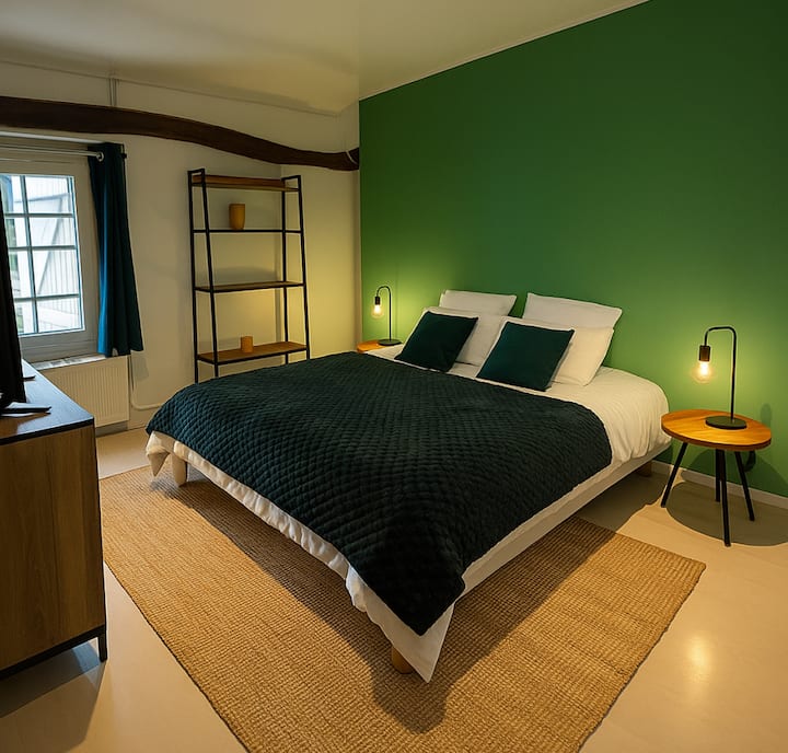 一楼配备特大号床和智能电视 