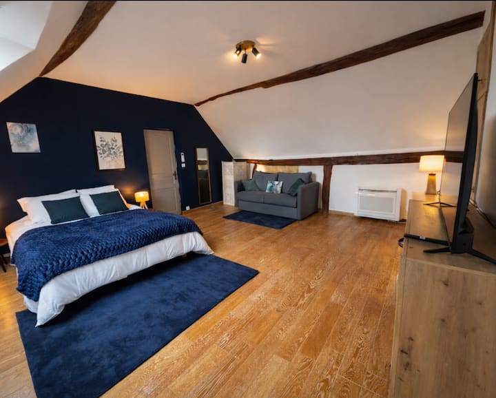 配备智能电视和非常舒适的沙发床的标准双人床房 
有空调 