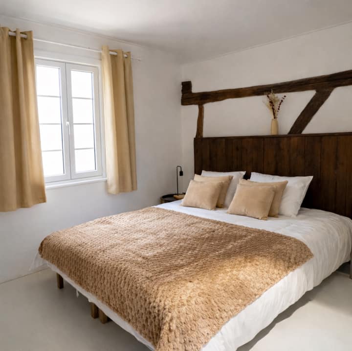 卧室配备加大双人床和智能电视 