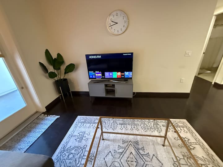 West Hollywood 1 Br Gem With Free Parking & Pool - Hollywood, CA