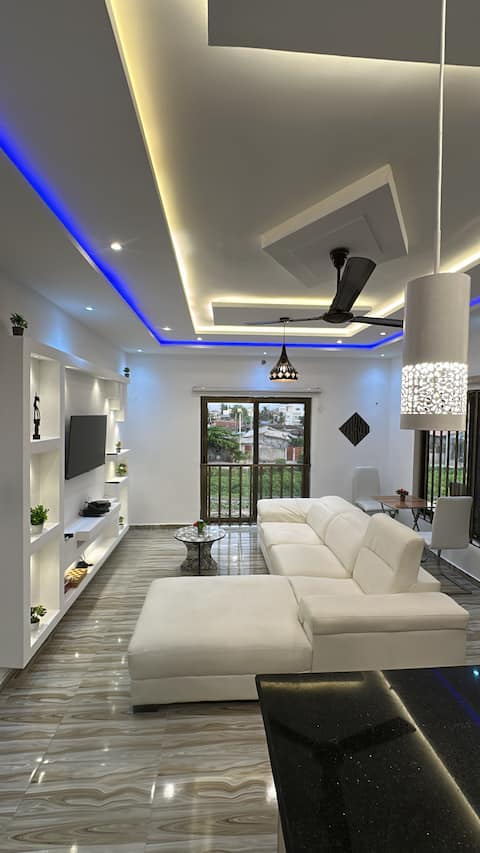 Beautiful 2 bedroom apartment near the airport (Read the listing)