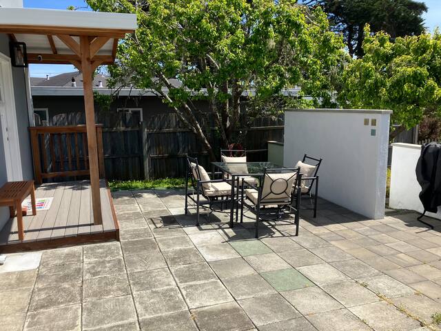 Modern Coastal Living Near Beaches, Restaurants gallery image 5