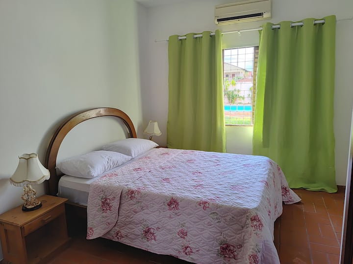 Habitación súper acogedora en la planta baja, que cuenta con aire acondicionado, TV, baño, wi -fi, ¡proporcionando mayor privacidad para aquellos que buscan tranquilidad y tranquilidad!