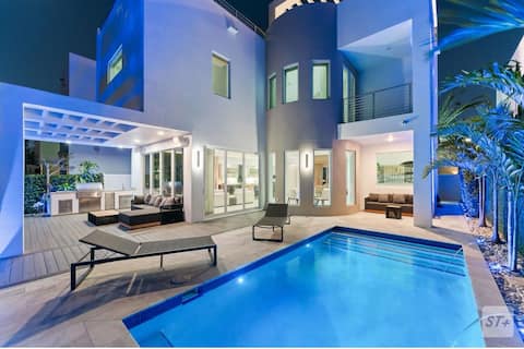 Luxury lakefront Modern mansion in Miami