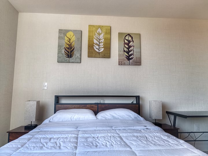 En la habitación principal se contará con una confortable cama matrimonial, equipada con unas lindas lámparas las cuales pueden tener diferentes tipos de intensidad de luz (tocando su base) para su mayor comodidad para su descanso. 
