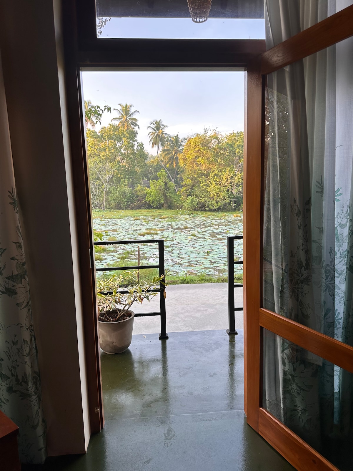 Zobuďte sa a vyjdite von – vaše súkromné dvere sa otvárajú priamo k tichému jazeru. Perfektný okamih pokoja len pre vás.