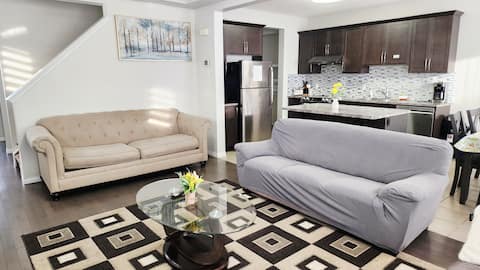 Top Airbnb: Spacious A/C home, Garage Parking, Close Airport in Cityscape