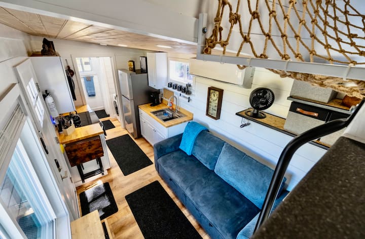 Tiny Home Retreat | Jacuzzi + Private Deck + Views - Hiawassee, GA