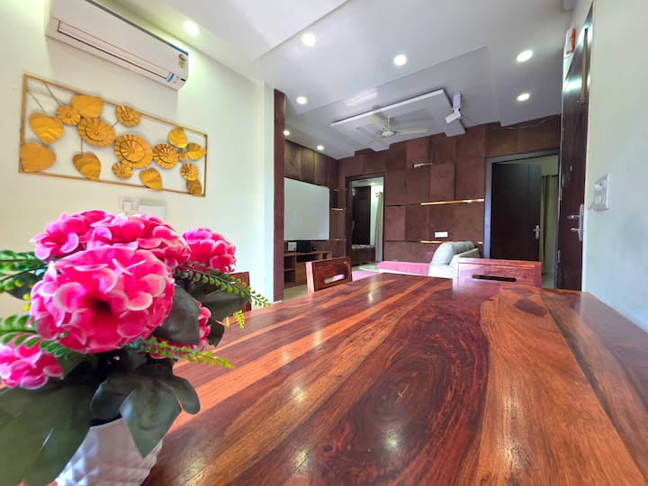 05. 3bhk Lux Apt With Theatre Exp. By Instay - Gurugram