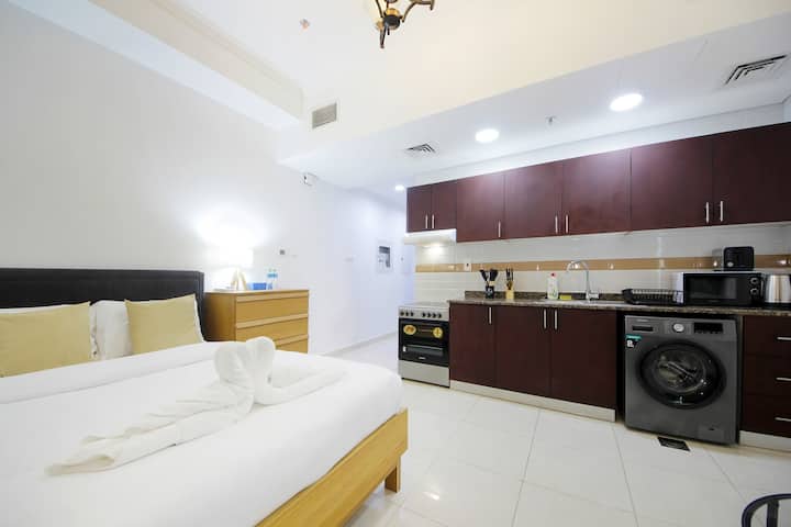 Deslízate hacia el descanso en el área del dormitorio, donde una cama cuidadosamente preparada define una zona de descanso tranquila dentro del estudio. El diseño minimalista y la luz suave apoyan las noches tranquilas y una buena noche de sueño después de tu día en Dubai.