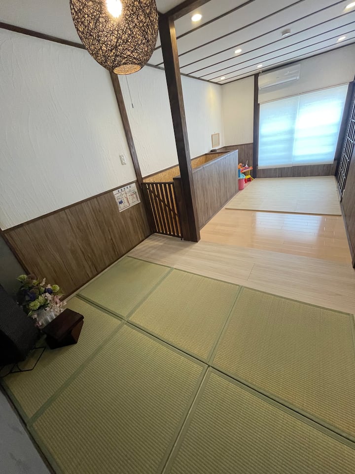 メゾネット2F寝室　　4名
床にマットレスと布団を敷いて、おやすみ頂くスタイルです。
