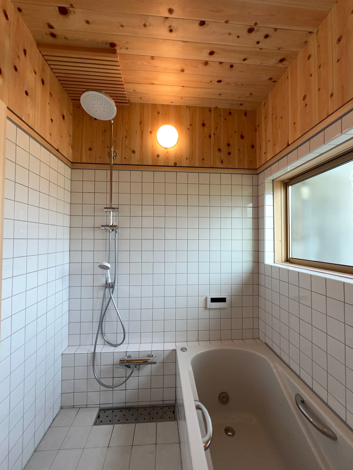 ヒノキの香りがさわやかな浴室、天井にヒノキ板を使っています。自動お湯張り・保温機能付きボイラー。大型のバスタブ、ハンドルつき、ワンプッシュ排水栓つき。温度調整機能付き給湯混合水栓。オーバーヘッドシャワー。ハンドシャワーは、ミストやマッサージの機能に切り替えられます。