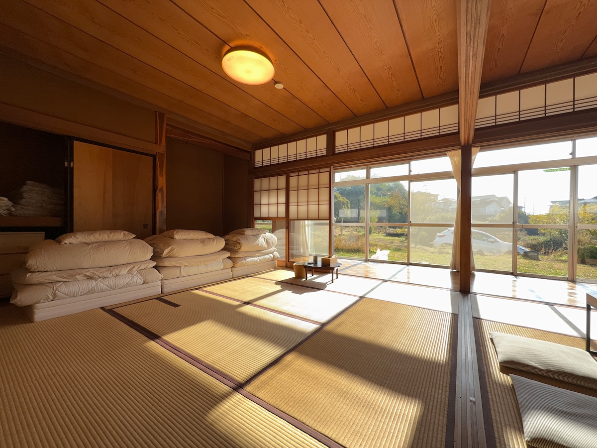 寒くなる季節には、冬用の羽毛掛け布団をご用意いたします。朝日が射し込むとポカポカに暖かくなります。