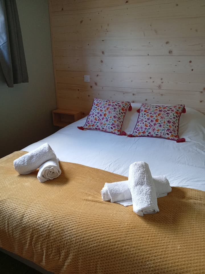 Სარდაფის ოთახი აღჭურვილი საშხაპე ოთახით