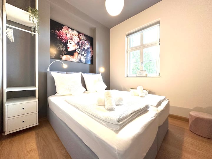 Zweites Schlafzimmer mit einem gemütlichen Hotelboxspringbett 160x200 zum Wohlfühlen. 