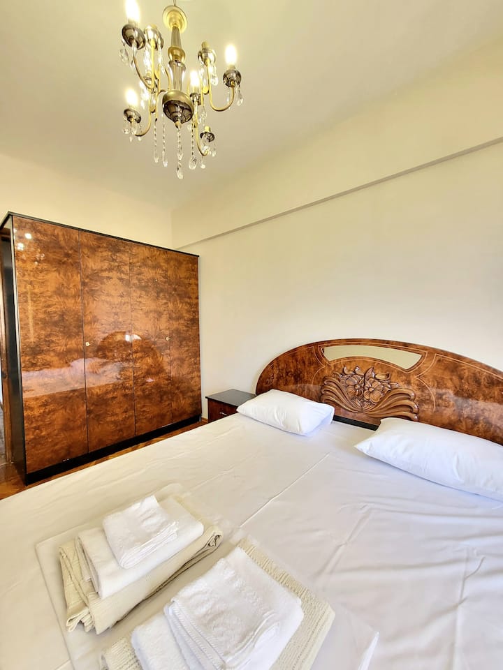 Kitanda cha watu wawili, mablanketi 2 mepesi ya majira ya joto, taulo za mwili na mikono, nafasi kubwa ya kabati la nguo, meza ya vipodozi yenye kioo, mapazia ya kuzima.