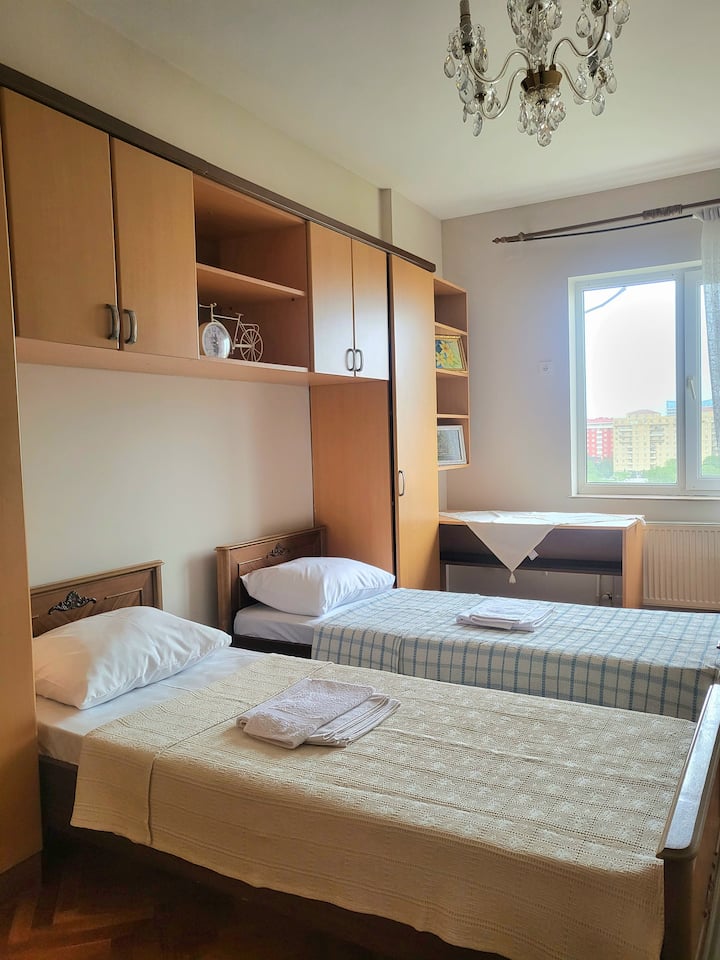 Vitanda 2 vya mtu mmoja, mablanketi mepesi ya majira ya joto, taulo za mikono na mwili, vifaa vya kusoma, meza ya kufanyia kazi, nafasi kubwa ya kabati la nguo, kiyoyozi. 