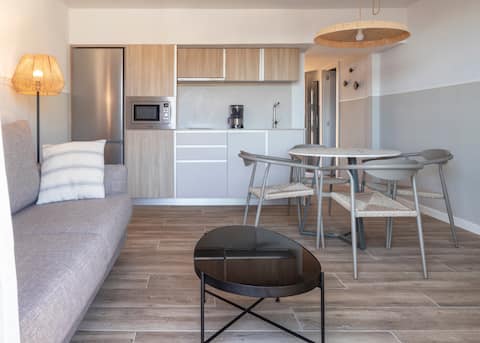 Anuncio de Airbnb popular: VRM – Duplex with Terrace + Sea Views en Tossa De Mar