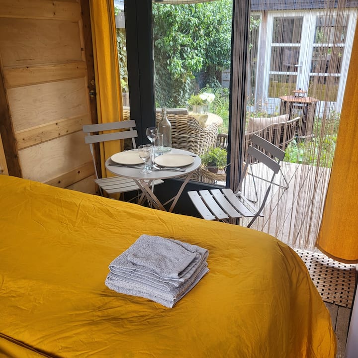 餐厅套餐可在室内餐桌或露台上用餐