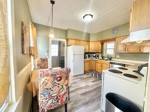 3 Bedroom Charming Home 1 MinWalk to GMC