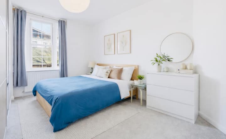 Bedroom (2).
Double Bed
New Luxury Mattress
Desk & chair
large Wardrobe
bedside cabinets 
chest Drawers
Dimmable Spotlight and mood changeable lighting
Large sash double glazed window
Blackout blinds
USB phone sockets and plugs