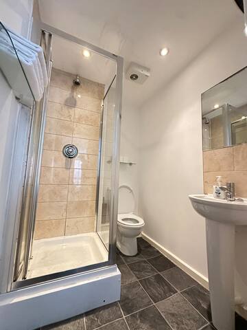 2-Bed Ensuite + Balcony & Free Secure Parking gallery image 5