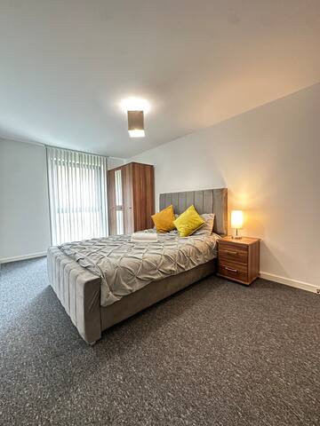 2-Bed Ensuite + Balcony & Free Secure Parking gallery image 3