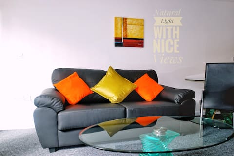 Top performing Airbnb: 2-Bed Ensuite + Balcony & Free Secure Parking in Quays