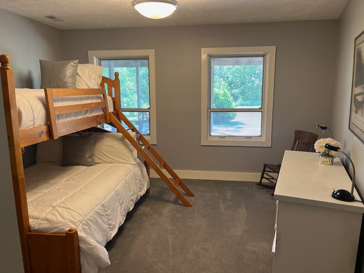 Cama doble con una litera doble.  La litera individual se puede mover al suelo si es necesario.  También hay un colchón doble adicional que se almacena en el vestidor.