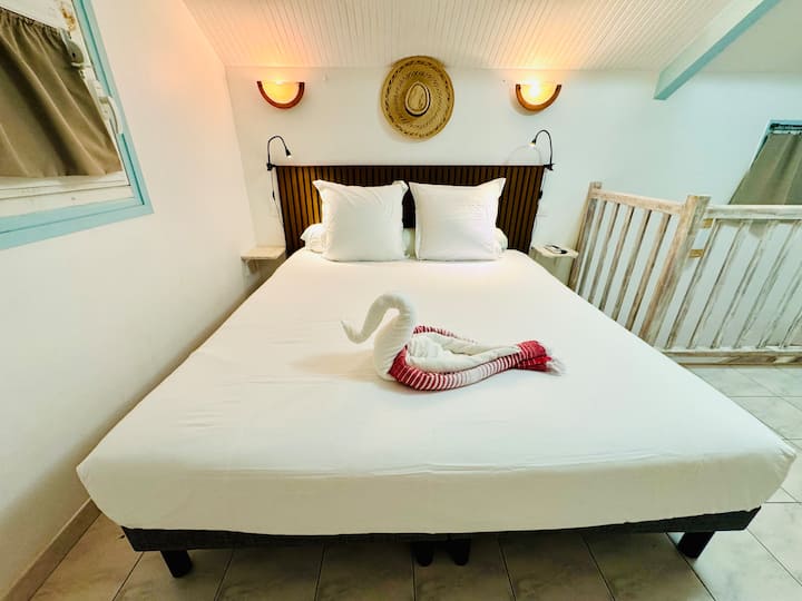 Situata al piano superiore, dispone di un letto king size, un bagno privato e servizi igienici privati con aria condizionata per un comfort ottimale e una totale privacy.