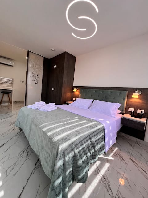 Elegant Suite with Pool, Garage, Gym, Laundry-1