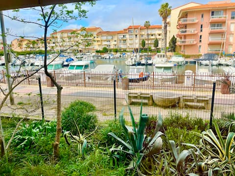 Top Airbnb: Cozy 1-bedroom apartment by the marina with sea and boat views • parking • beach in Canet En Roussillon
