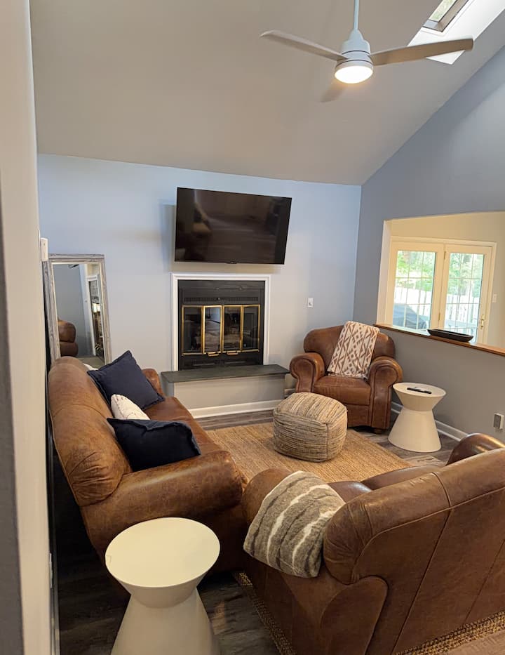 Close To Everything In Hp - Two King Beds - High Point