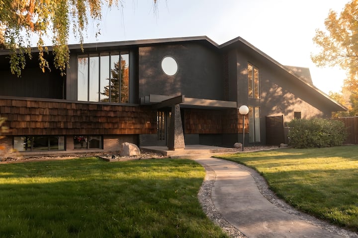 Minnie & Mills - Lethbridge