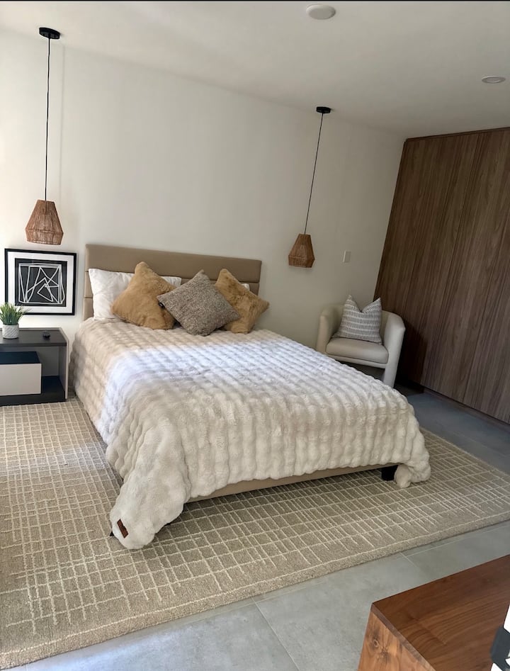 Chambre avec grand lit/salle de télévision
