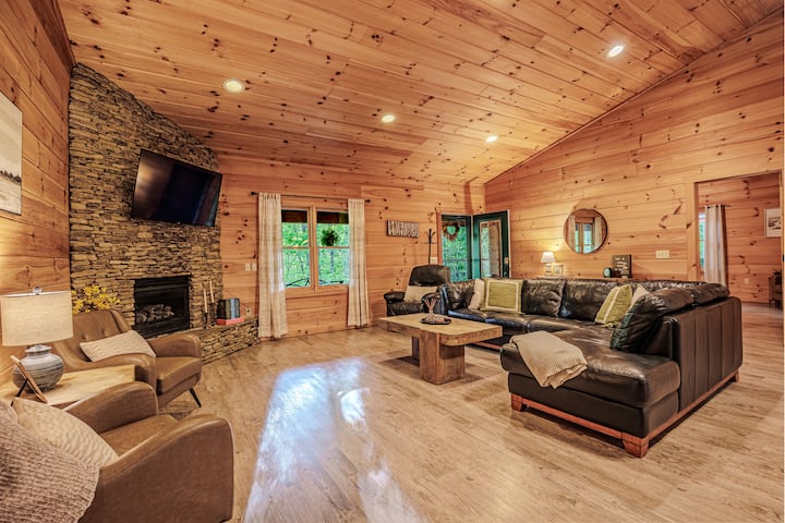 Private Cabin: Paved Access, Hottub, 1 Min To Park - Bryson City, NC