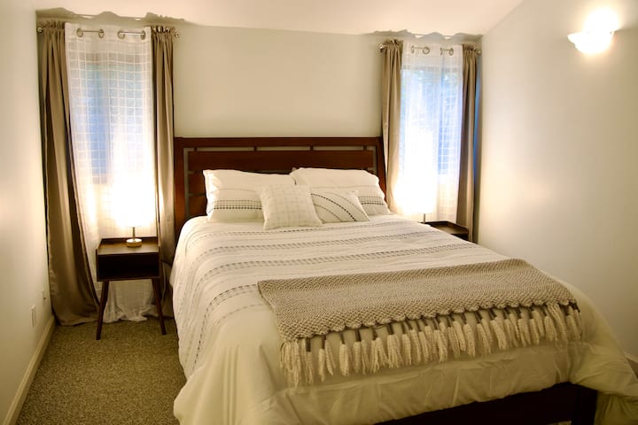 Kjo është dhoma kryesore e gjumit me banjë brenda në suitë me dy lavamanë, dush dhe vaskë xhakuzi.