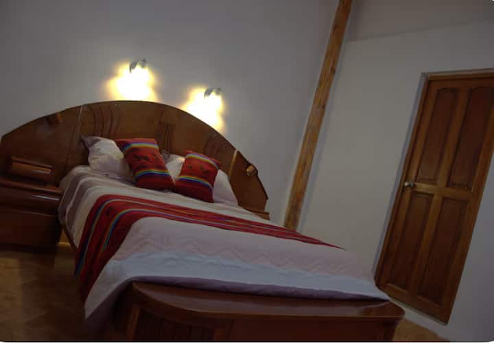 Habitación matrimonial con baño privado