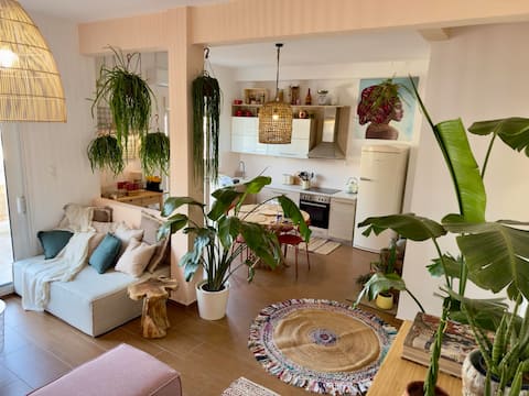 Popular Airbnb listing: Piraeus Urban Jungle in Ζέα (Πασαλιμάνι)
