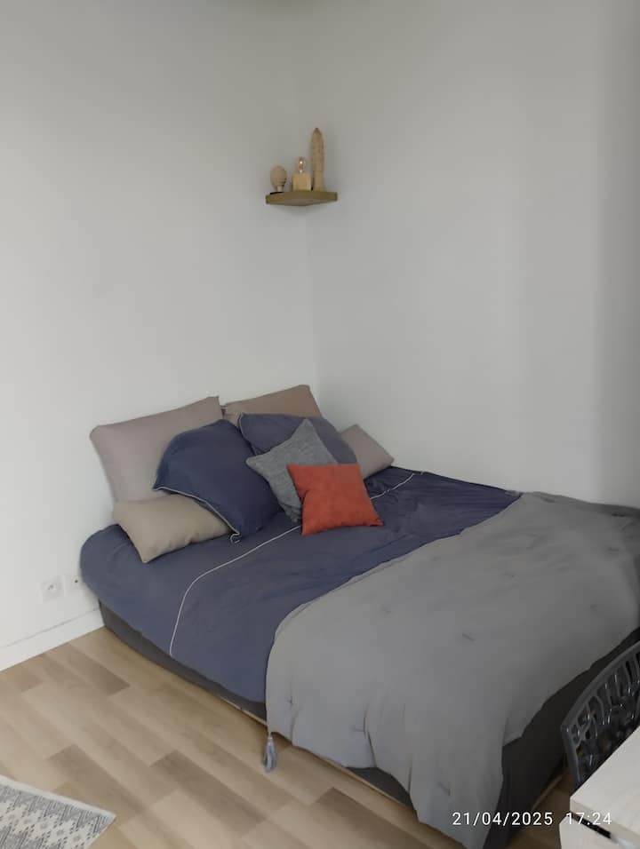 Kitanda cha sofa mbili kilicho na mashuka