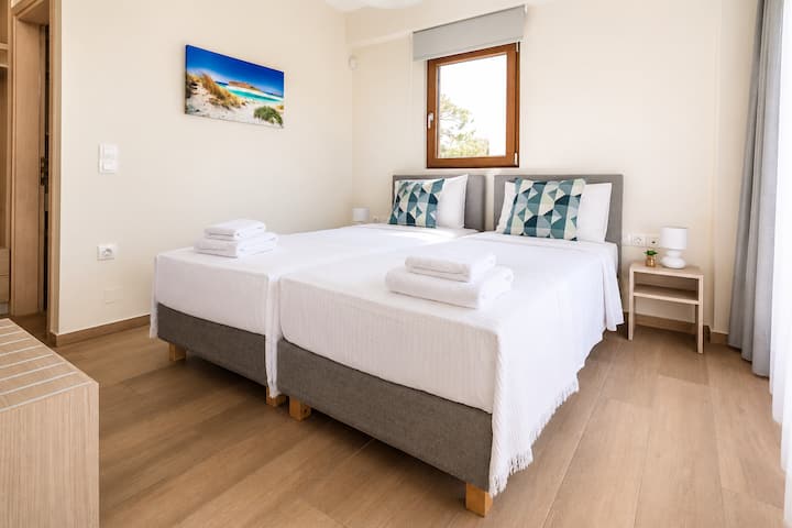 Villa 2 - First floor - Bedroom 7 with two single beds (or king bed) and ensuite bathroom - Private balcony with stunning views